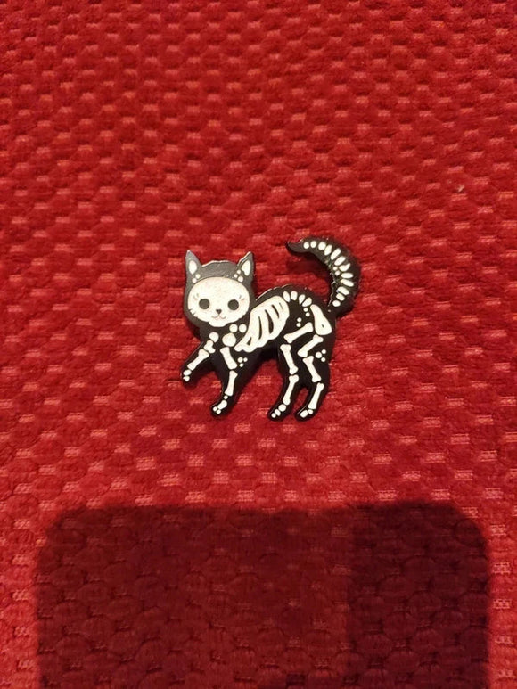 'Skeleton Kitty' sparkling enamel pin - Mycomicshop.be