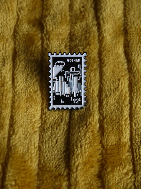 'Batman - Gotham Stamp' Enamel Pin - Mycomicshop.be
