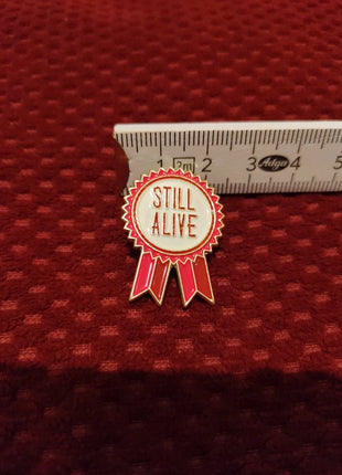 'Still alive' enamel pin - Mycomicshop.be