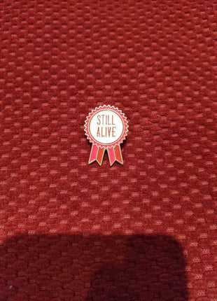 'Still alive' enamel pin - Mycomicshop.be