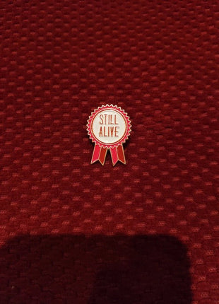 'Still alive' enamel pin - Mycomicshop.be