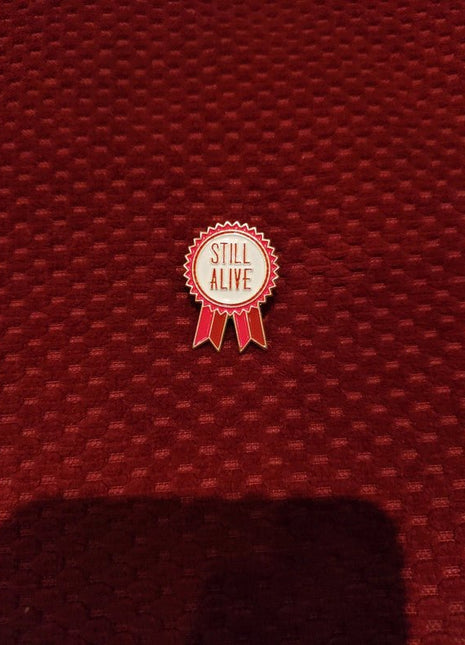 'Still alive' enamel pin - Mycomicshop.be