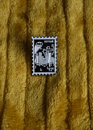 'Batman - Gotham Stamp' Enamel Pin - Mycomicshop.be