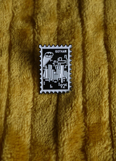 'Batman - Gotham Stamp' Enamel Pin - Mycomicshop.be
