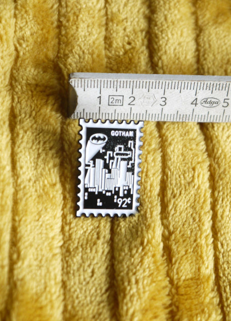 'Batman - Gotham Stamp' Enamel Pin - Mycomicshop.be
