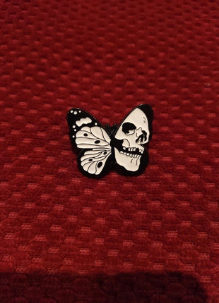 'Death butterfly' enamel pin - Mycomicshop.be