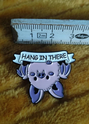 Enamel pin "Hang in there" - Mycomicshop.be
