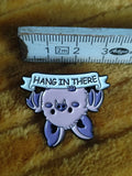 Enamel pin "Hang in there" - Mycomicshop.be