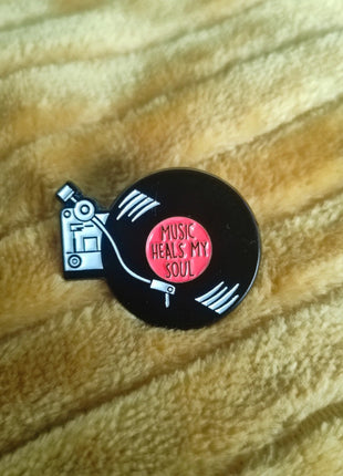 Enamel pin "Music heals my soul" - Mycomicshop.be