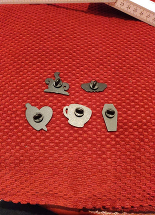 "Heart/Dagger, Octobook, eyecoffee, Death moth and coffint" Enamel Pin Set - Mycomicshop.be