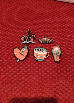 "Heart/Dagger, Octobook, eyecoffee, Death moth and coffint" Enamel Pin Set - Mycomicshop.be