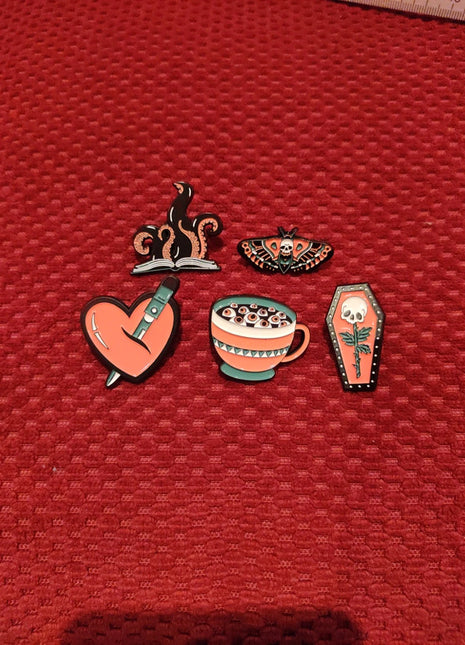 "Heart/Dagger, Octobook, eyecoffee, Death moth and coffint" Enamel Pin Set - Mycomicshop.be