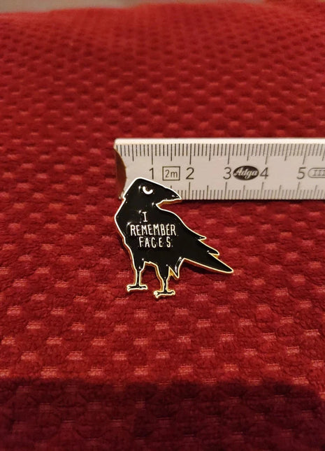 "I remember faces raven" enamel pin - Mycomicshop.be