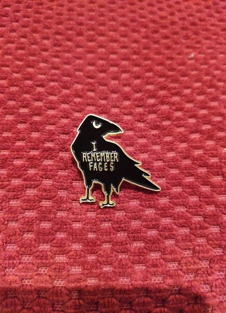 "I remember faces raven" enamel pin - Mycomicshop.be