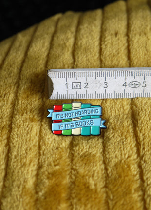 'It's not hoarding if it's books' enamel pin - Mycomicshop.be