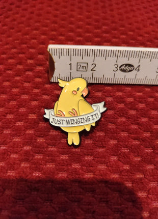 "Just winging it!" Enamel Pin - Mycomicshop.be