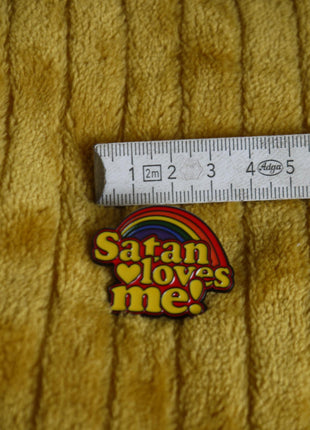 'Satan loves me' enamel pin - Mycomicshop.be