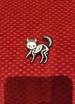 'Skeleton Kitty' sparkling enamel pin - Mycomicshop.be