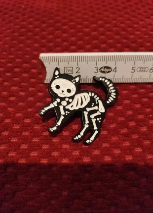 'Skeleton Kitty' sparkling enamel pin - Mycomicshop.be