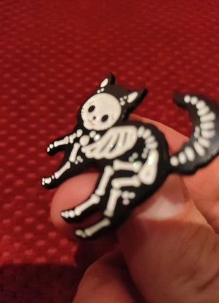 'Skeleton Kitty' sparkling enamel pin - Mycomicshop.be