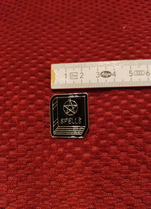 "Spellbook" Enamel Pin - Mycomicshop.be