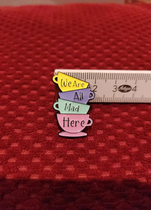 "We are all mad here" Enamel Pin - Mycomicshop.be