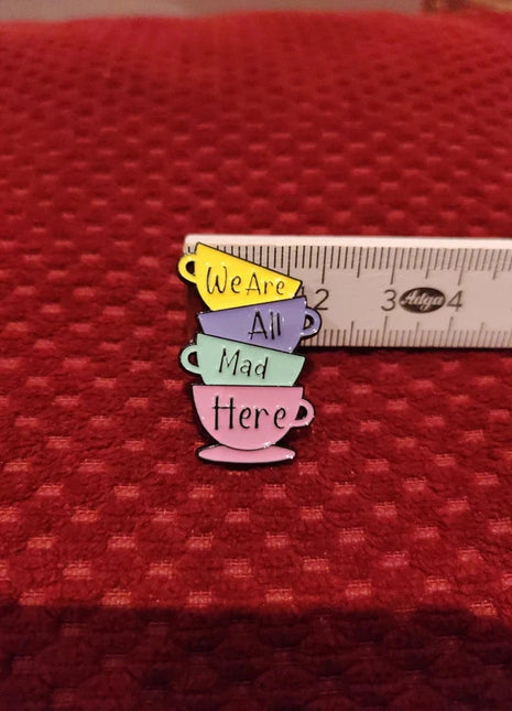 "We are all mad here" Enamel Pin - Mycomicshop.be
