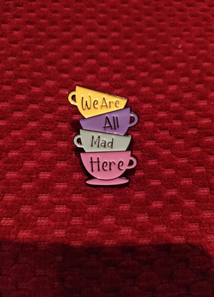 "We are all mad here" Enamel Pin - Mycomicshop.be